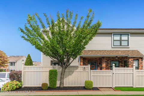 Photo of 66 Gina Court, Staten Island, NY 10314 (MLS # 2506085)