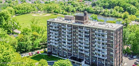 Photo of 1100 Clove Road #2b, Staten Island, NY 10301 (MLS # 2601751)