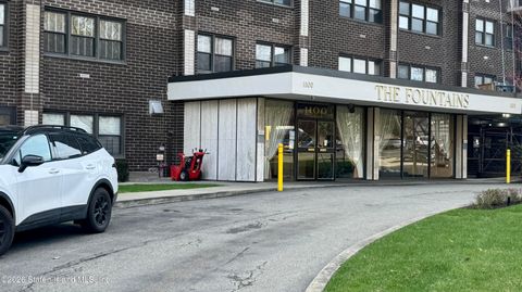 Photo of 1100 Clove Road #2b, Staten Island, NY 10301 (MLS # 2601751)