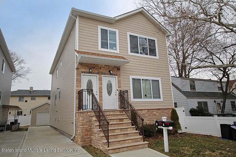 Photo of 596 Metropolitan Avenue, Staten Island, NY 10301 (MLS # 1160253)