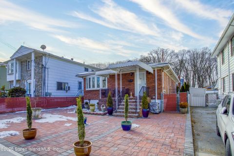 Photo of 154 Kell Avenue, Staten Island, NY 10314 (MLS # 2600526)