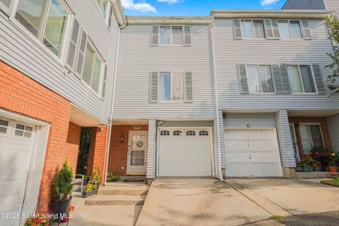 Photo of 574 Ilyssa Way, Staten Island, NY 10312 (MLS # 2500006)