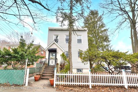 Photo of 521 Vanderbilt Avenue, Staten Island, NY 10304 (MLS # 2401008)