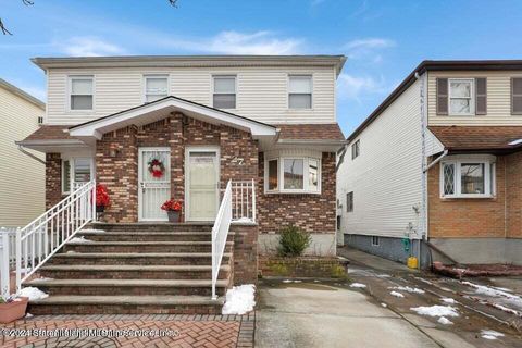 Photo of 27 Cottonwood Court, Staten Island, NY 10308 (MLS # 2403768)