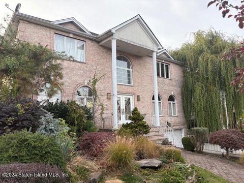 Photo of 350 Powell Street, Staten Island, NY 10312 (MLS # 2406119)