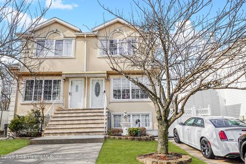 Photo of 622 Bloomingdale Road, Staten Island, NY 10309 (MLS # 2500945)