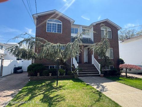 Photo of 650 Clermont Avenue, Staten Island, NY 10307 (MLS # 2601973)