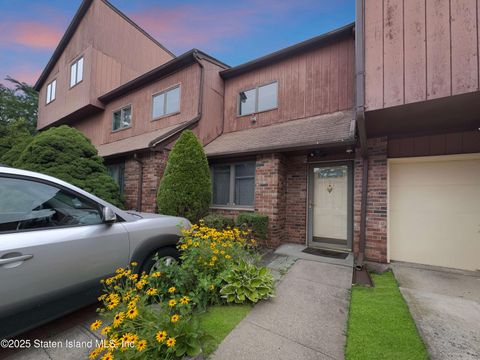 Photo of 31 Alan Loop, Staten Island, NY 10304 (MLS # 2504606)