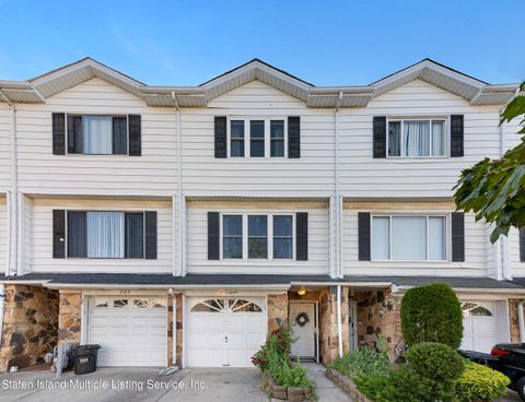 Photo of 207 Carlyle Green, Staten Island, NY 10312 (MLS # 1162094)