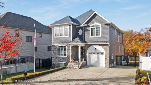 Photo of 214 Cheevers Lane, Staten Island, NY 10307 (MLS # 1158540)