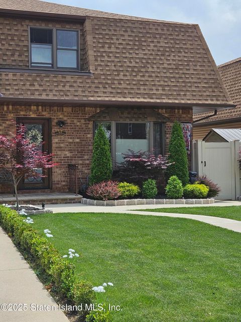 Photo of 818 Sinclair Avenue, Staten Island, NY 10309 (MLS # 2503076)