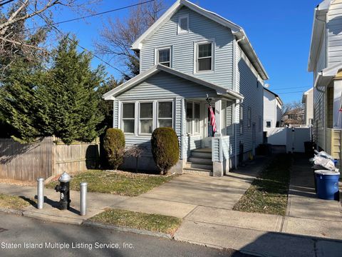 Photo of 135 Lee Avenue, Staten Island, NY 10307 (MLS # 2400116)