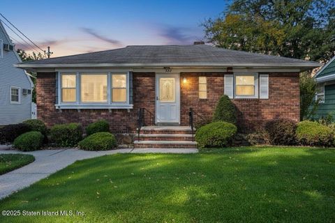 Photo of 522 Stewart Avenue, Staten Island, NY 10314 (MLS # 2506284)
