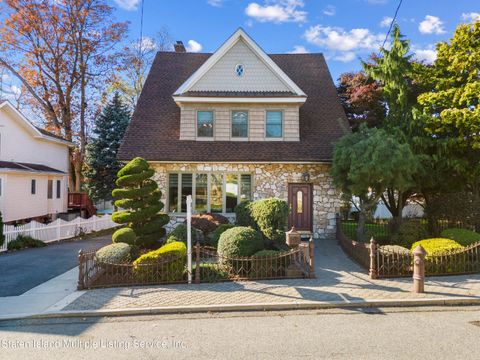 Photo of 44 Summit Avenue, Staten Island, NY 10306 (MLS # 1165208)