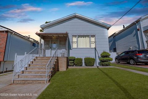 Photo of 69 Birchard Avenue, Staten Island, NY 10314 (MLS # 2405708)