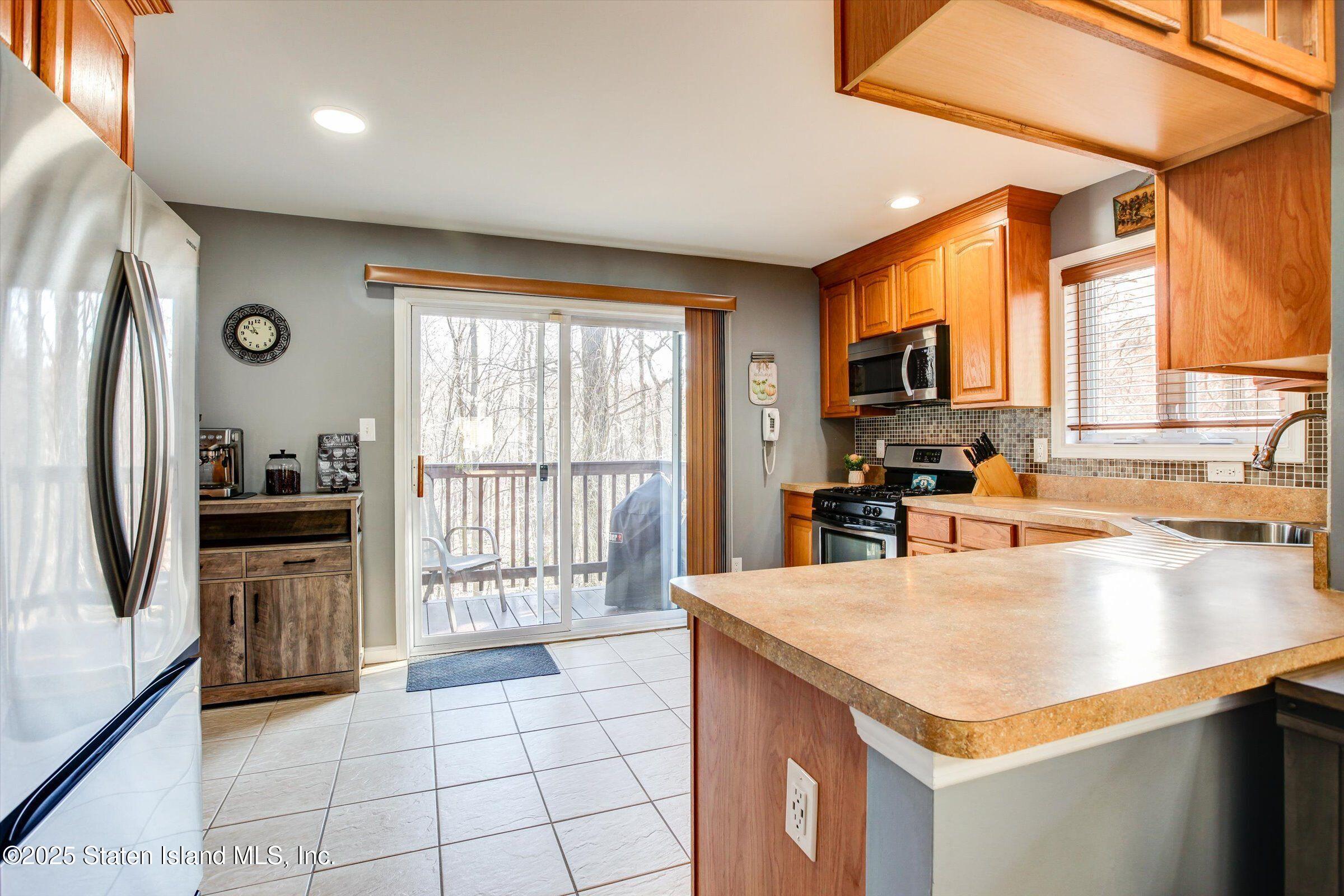 25 Gwenn Loop, Staten Island, New York image 18