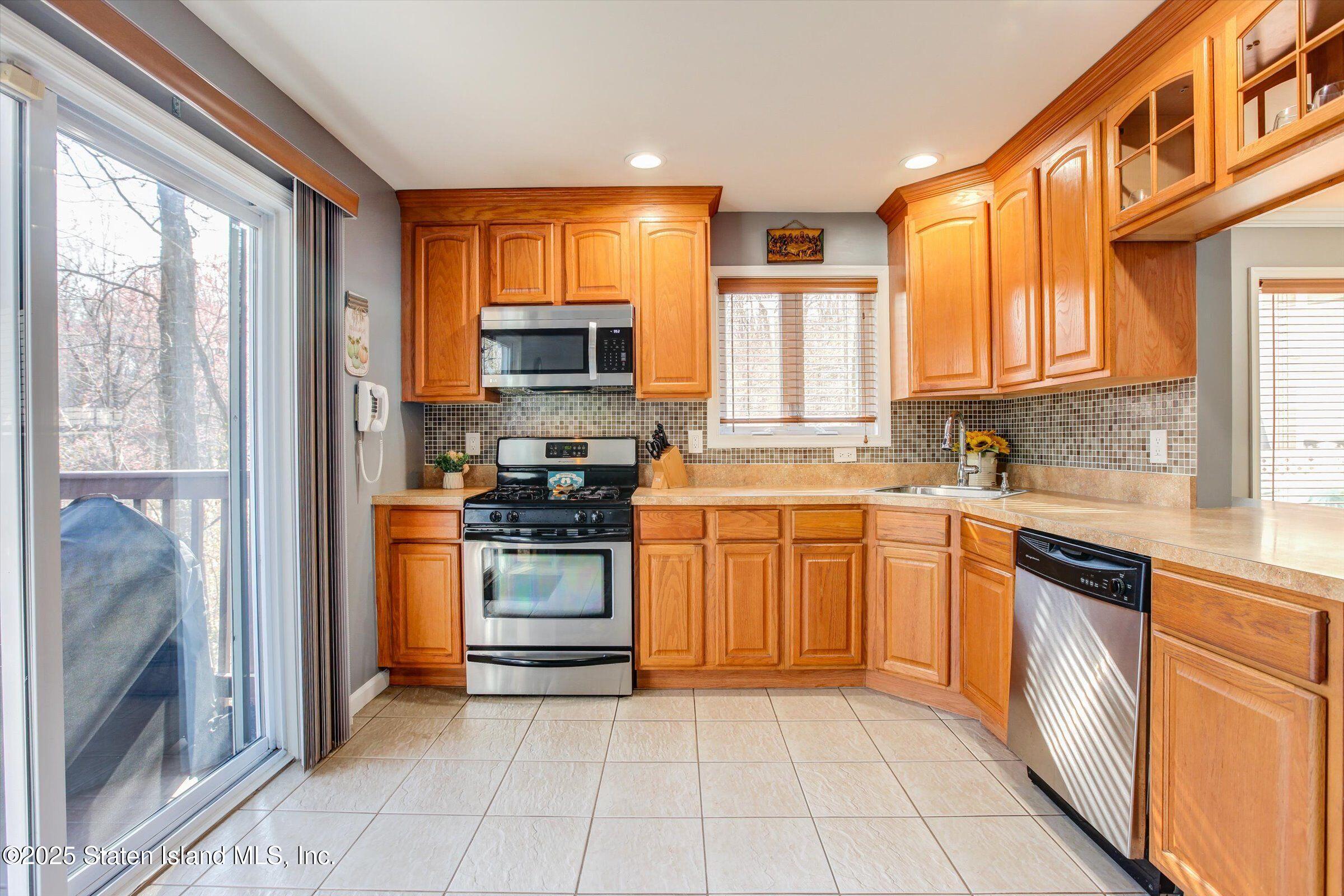25 Gwenn Loop, Staten Island, New York image 16