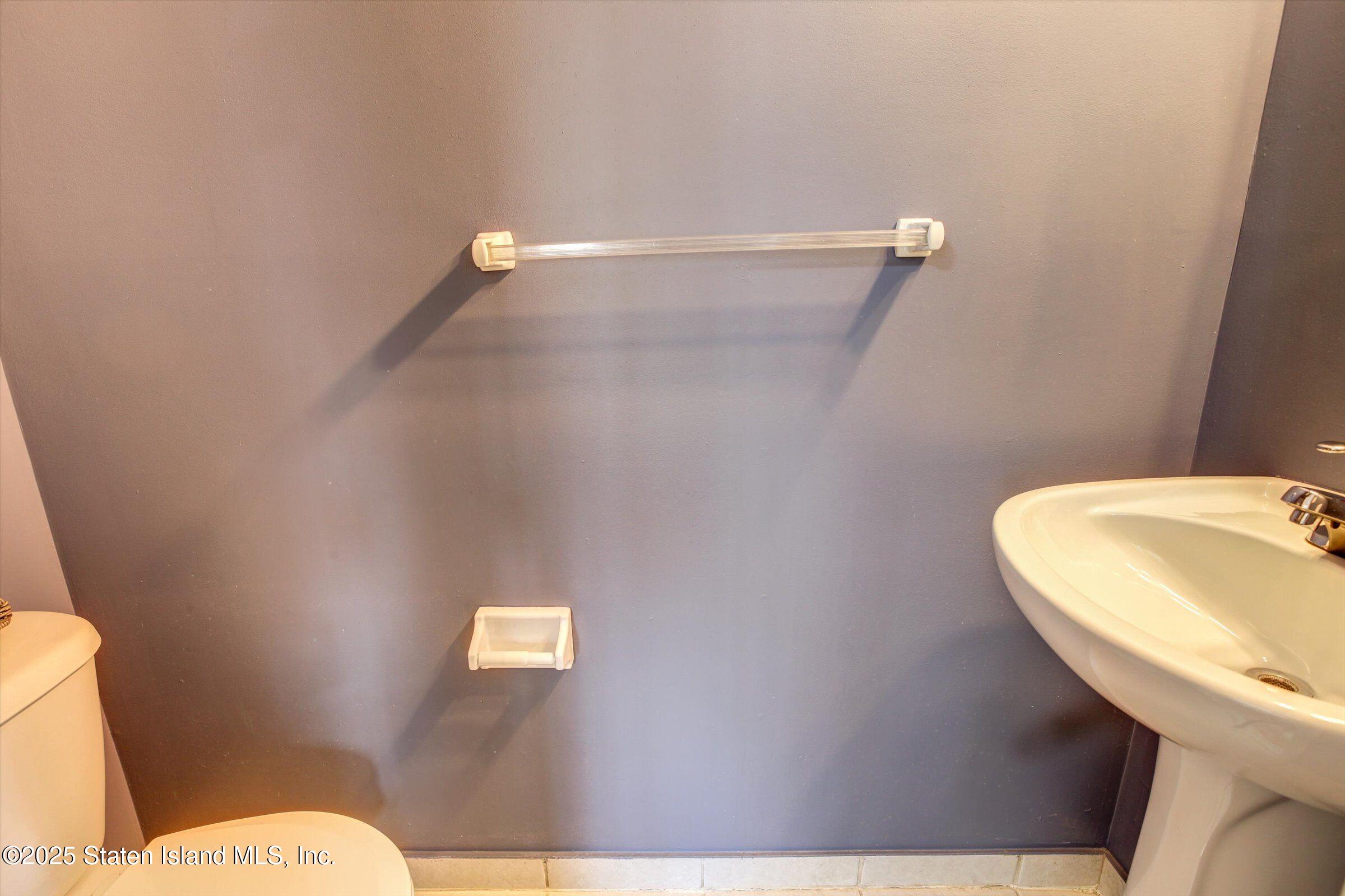 25 Gwenn Loop, Staten Island, New York image 24