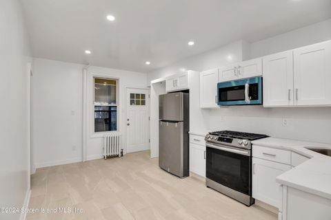 Photo of 396 Jewett Avenue, Staten Island, NY 10310 (MLS # 2403106)