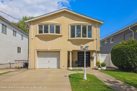 Photo of 43 Ismay Street, Staten Island, NY 10314 (MLS # 1161611)