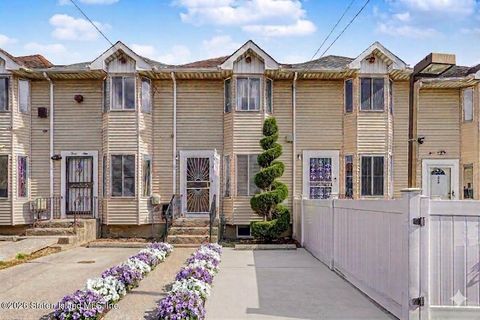 Photo of 47 Tappen Court, Staten Island, NY 10304 (MLS # 2602020)