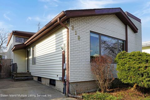 Photo of 319 Green Valley Road, Staten Island, NY 10312 (MLS # 2401039)