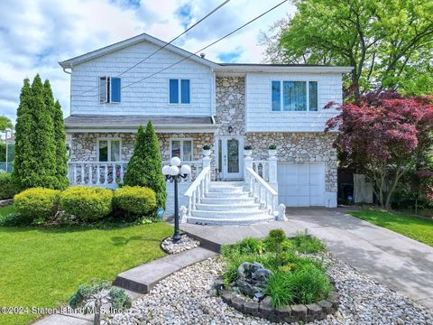Photo of 158 Weaver Street, Staten Island, NY 10312 (MLS # 2402850)