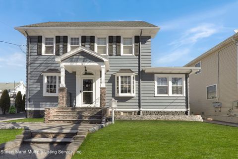 Photo of 57 Locust Avenue, Staten Island, NY 10306 (MLS # 2400968)