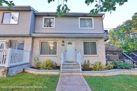 Photo of 749 Ramona Avenue, Staten Island, NY 10309 (MLS # 1164294)