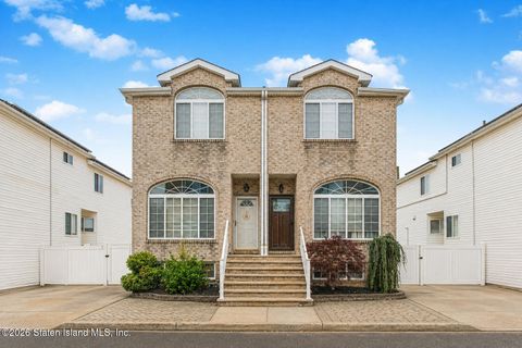 Photo of 6771 Hylan Boulevard, Staten Island, NY 10309 (MLS # 2602323)