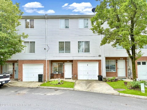 Townhouse For Sale - 46 Ilyssa Way<br/> Staten Island, NY 10312