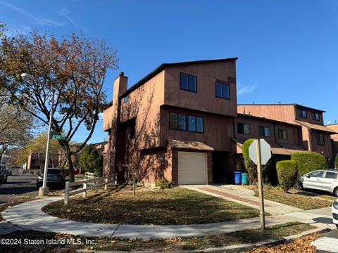 Photo of 10 Alan Loop, Staten Island, NY 10304 (MLS # 2406489)