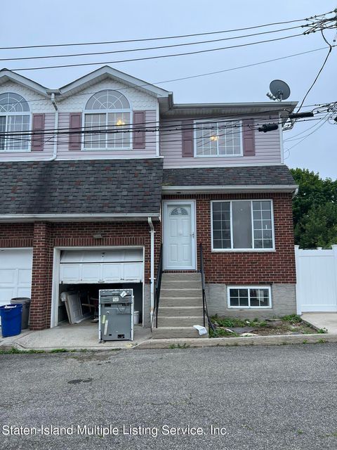 Photo of 18 Thsitle Court, Staten Island, NY 10304 (MLS # 1162779)