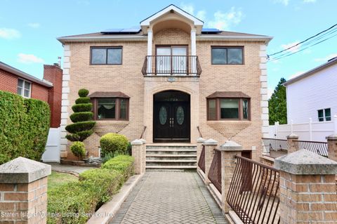 Photo of 132 Burton Avenue, Staten Island, NY 10309 (MLS # 1160044)