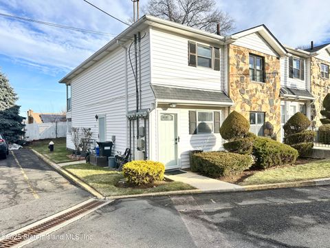 Photo of 33 Bradley Court #A, Staten Island, NY 10314 (MLS # 2507241)