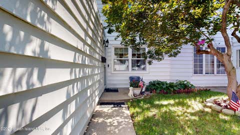 Townhouse For Sale - 93 Hampton Green<br/> Staten Island, NY 10312