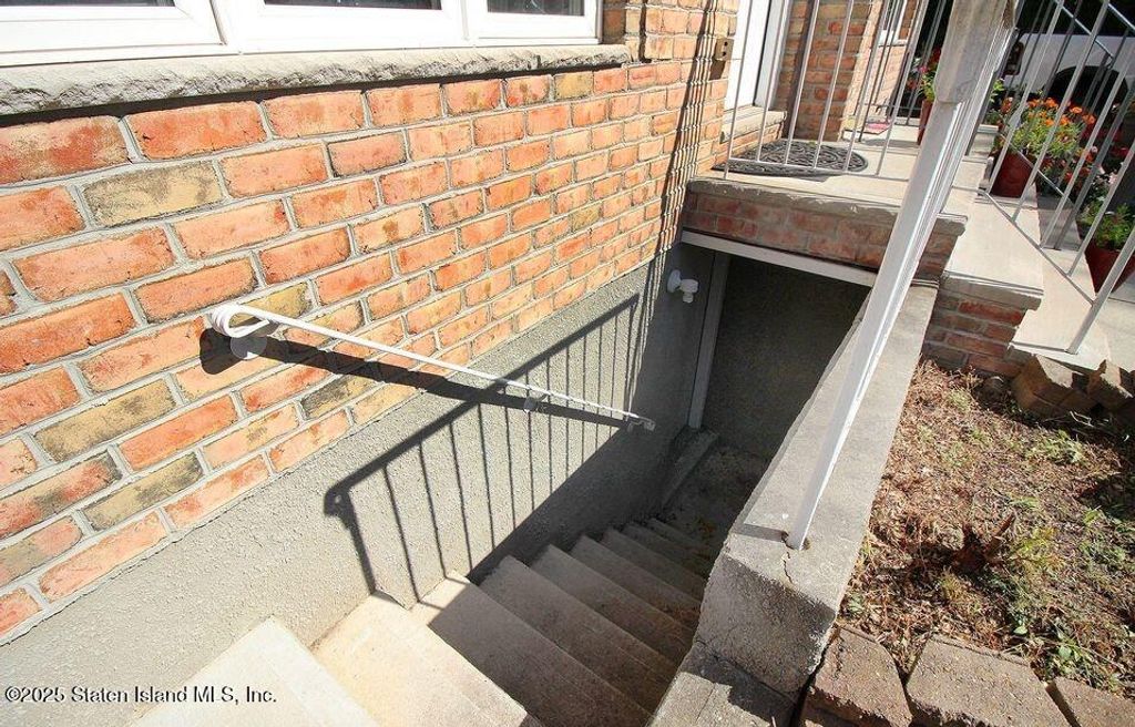 Photo of 65 Gwenn Loop Loop, Staten Island, NY 10314 (MLS # 2506048)