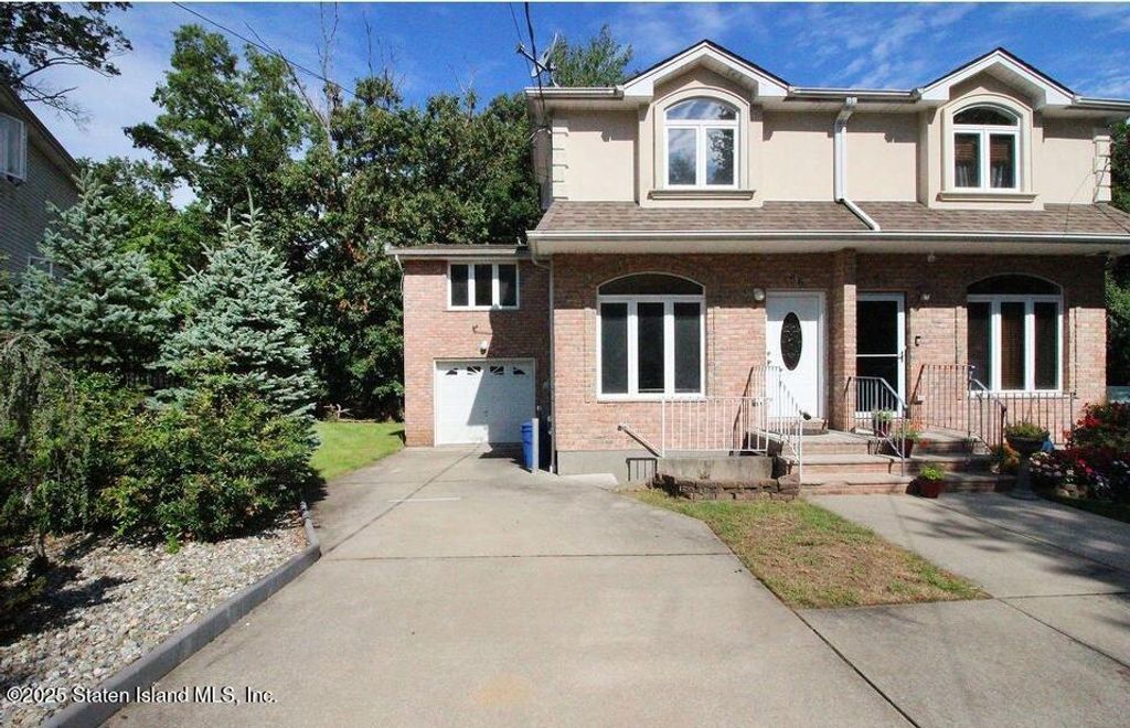 Photo of 65 Gwenn Loop Loop, Staten Island, NY 10314 (MLS # 2506048)