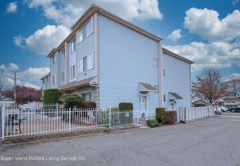 Photo of 18 Wirt Lane, Staten Island, NY 10309 (MLS # 1165725)
