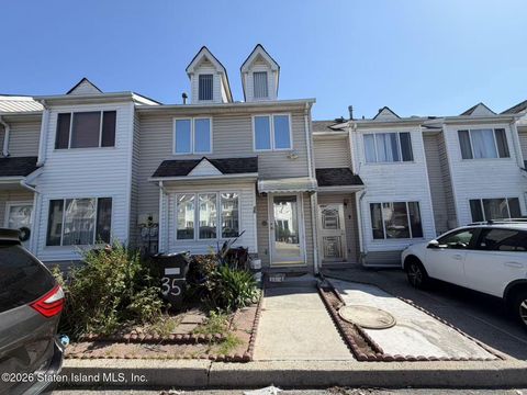 Photo of 35 Hirsch Lane, Staten Island, NY 10314 (MLS # 2602510)
