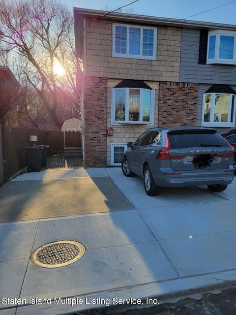 Photo of 27 Clove Way, Staten Island, NY 10301 (MLS # 2400115)