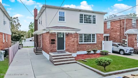 Photo of 44 Thomas Street, Staten Island, NY 10306 (MLS # 2505707)