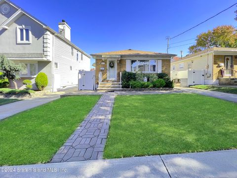 Photo of 401 Colon Avenue, Staten Island, NY 10308 (MLS # 2405904)