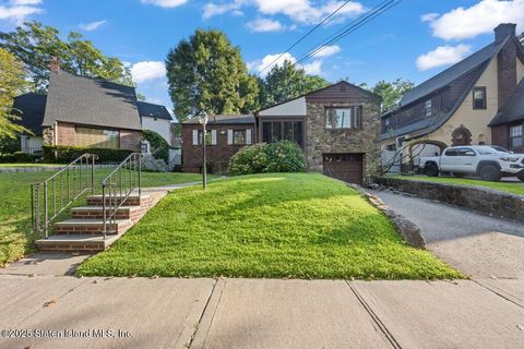 Photo of 26 Valencia Avenue, Staten Island, NY 10301 (MLS # 2505098)