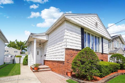 Photo of 118 Fieldstone Road, Staten Island, NY 10314 (MLS # 2404318)