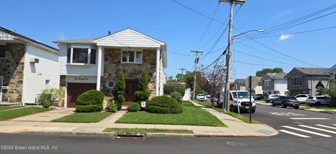 Photo of 121 Paulding Avenue, Staten Island, NY 10314 (MLS # 2404596)
