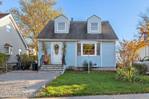 Photo of 1652 Drumgoole Road E, Staten Island, NY 10309 (MLS # 1161482)