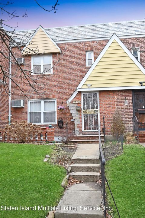 Photo of 2034 36 Street, Queens, NY 11105 (MLS # 1160372)