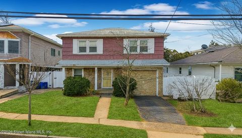 Photo of 664 S Gannon Avenue, Staten Island, NY 10314 (MLS # 2600086)
