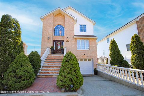 Photo of 22 Dell Court, Staten Island, NY 10307 (MLS # 2401587)